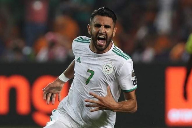 Quand Lionel Messi (élu Ballon d'Or) félicite Riyad Mahrez — Manchester City