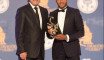 Yacine Brahimi reçoit le trophée de meilleur joueur de l'année au FC Porto