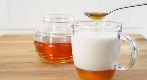 Bien-être : Les bienfaits de boire du lait mélangé au miel